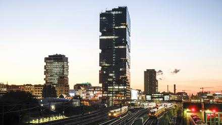 Der Edge East Side Tower, auch Amazon-Tower genannt, an der Warschauer Brücke ist 140 Meter hoch.
