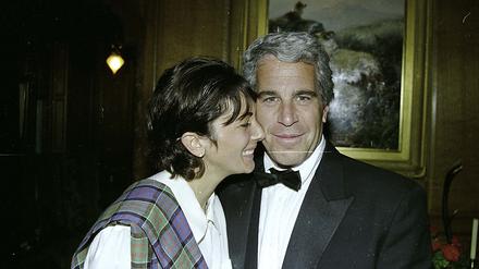 Die von der US-Staatsanwaltschaft veröffentlichte undatierte Aufnahme zeigt Ghislaine Maxwell und Jeffrey Epstein (Symbolbild).