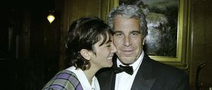 Diese von der US-Staatsanwaltschaft veröffentlichte undatierte Aufnahme zeigt Ghislaine Maxwell (l.) und Jeffrey Epstein. 