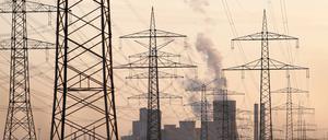 Strommasten und Windräder sind rund um das Kohlekraftwerk Niederaußem des Stromkonzerns RWE zu sehen.