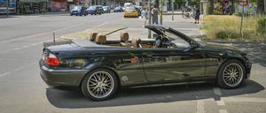 Ein BMW parkt in Berlin-Spandau quer über eine Fußgängerfurt an einer Ampel.