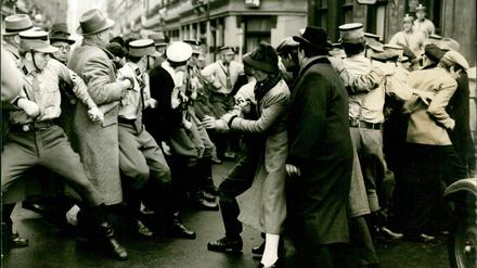 Als Hilfspolizisten eingesetzte SA-Männer räumen gewaltsam ein Gewerkschaftshaus. Gewerkschaftler werden aus dem Haus geprügel, protestierende Zuschauer auseinander getrieben.