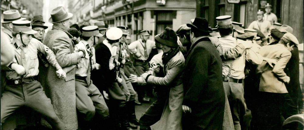 Als Hilfspolizisten eingesetzte SA-Männer räumen gewaltsam ein Gewerkschaftshaus. Gewerkschaftler werden aus dem Haus geprügel, protestierende Zuschauer auseinander getrieben.