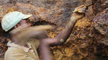 Ein Arbeiter in einer Mine im Ostkongo. (Archivbild)