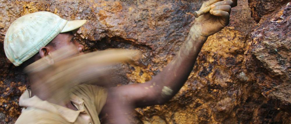 Ein Arbeiter in einer Mine im Ostkongo. (Archivbild)
