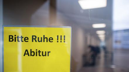Mehr als 14.000 Schülerinnen und Schüler legten in diesem Jahr in Berlin ihr Abitur ab. (Symbolbild)