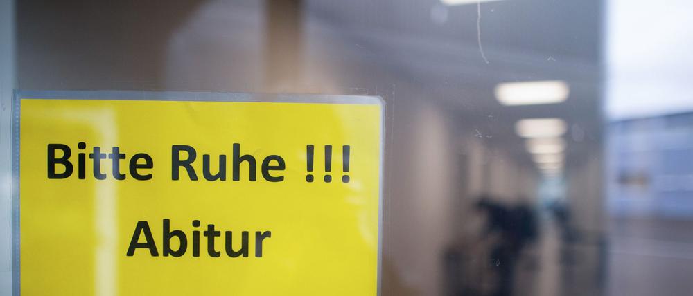 Mehr als 14.000 Schülerinnen und Schüler legten in diesem Jahr in Berlin ihr Abitur ab. (Symbolbild)