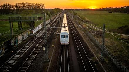 Noch geht es: Ein ICE fährt auf der Schnellfahrstrecke von Hamburg nach Berlin.