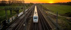 Noch geht es: Ein ICE fährt auf der Schnellfahrstrecke von Hamburg nach Berlin.