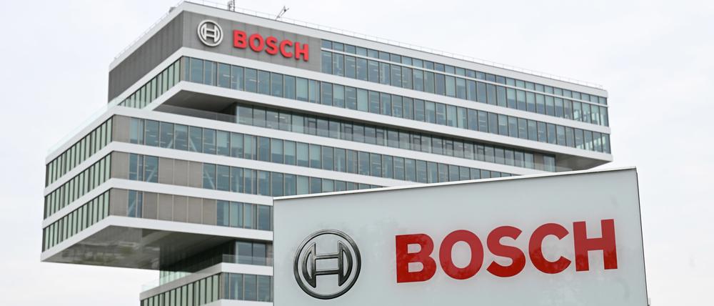 Das Logo des Industriekonzerns Bosch ist an einem Gebäude des Forschungscampus angebracht. 