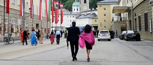 Besucher auf dem Weg zum Festspielhaus in Salzburg.