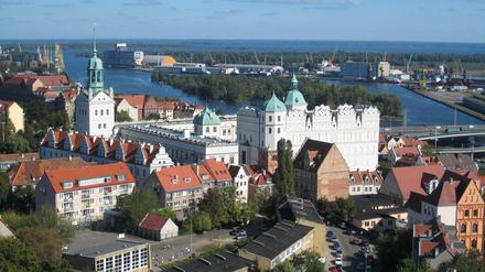 Blick auf Stettin mit Schloss und Hafen.
