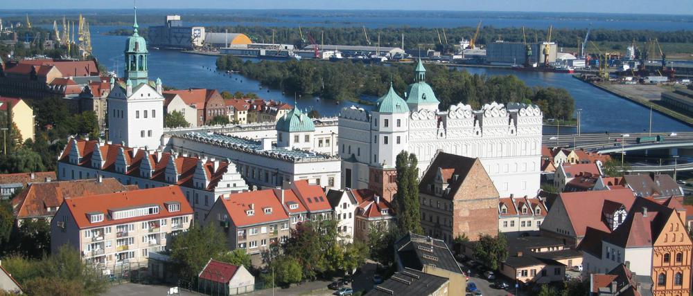 Blick auf Stettin mit Schloss und Hafen.