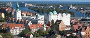 Blick auf Stettin mit Schloss und Hafen.