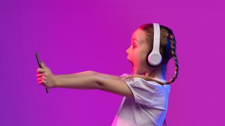 „Social Media ist bei Kindern wie Autofahren ohne Bremse,“ sagt ein Psychologe.