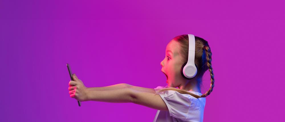 „Social Media ist bei Kindern wie Autofahren ohne Bremse,“ sagt ein Psychologe.