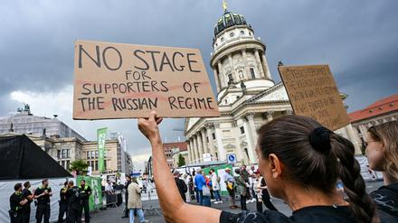 Demonstranten am Gendarmenmarkt protestierten gegen den Auftritt der Starsopranistin Anna Netrebko beim Musikfestival „Classic Open Air“. 