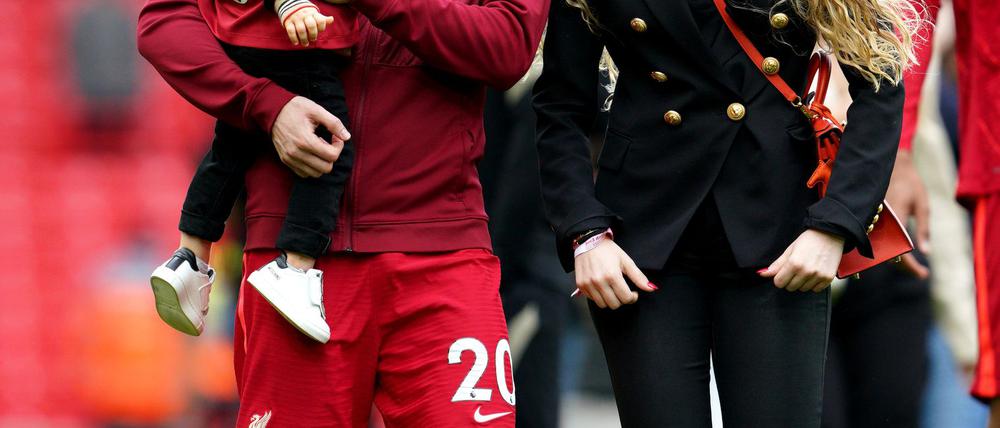 Diogo Jota und seine langjährige Partnerin Rute Cardoso im Jahr 2022 mit einem ihrer drei Kinder.