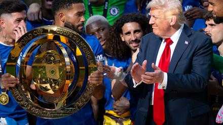 Marc Cucurella (Mitte) beobachtet die komischen Augenblicke zwischen seinem Kapitän Reece James und US-Präsident Donald Trump.