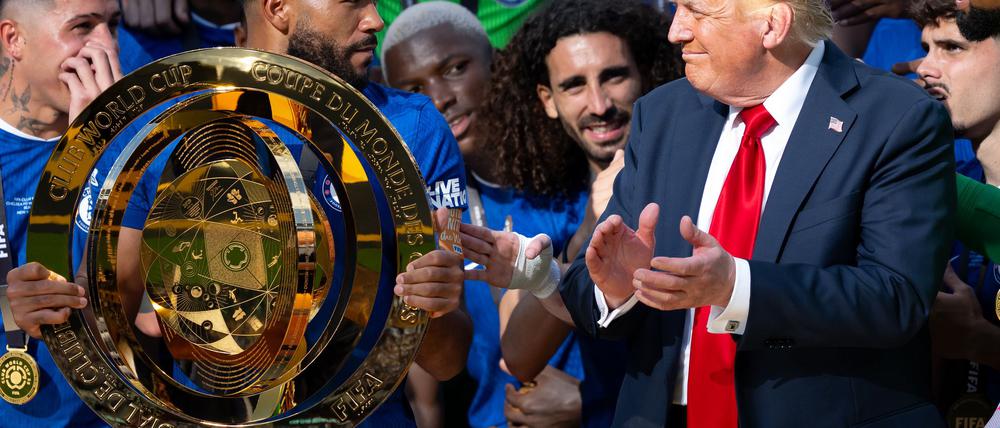 Marc Cucurella (Mitte) beobachtet die komischen Augenblicke zwischen seinem Kapitän Reece James und US-Präsident Donald Trump.