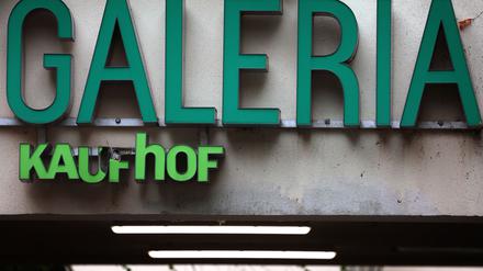 An einigen Galeria-Filialen, wie hier in Würzburg, hängt noch ein Kaufhof-Schriftzug.