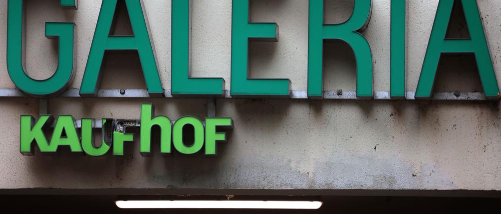 An einigen Galeria-Filialen, wie hier in Würzburg, hängt noch ein Kaufhof-Schriftzug.