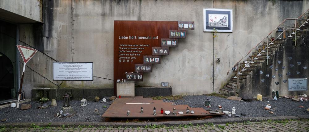„Liebe hört niemals auf“ steht auf der Gedenkstätte für die Opfer der Loveparade-Katastrophe.