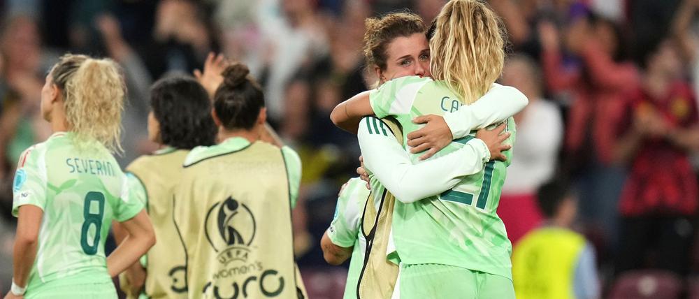 Cristiana Girelli und Michela Cambiaghi (r) betrauern das dramatische Halbfinal-Aus.