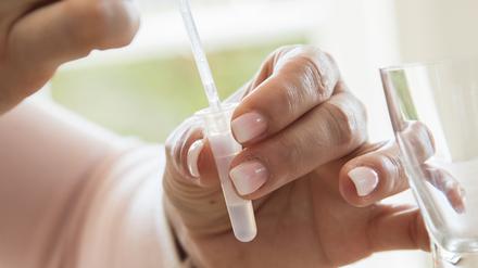 Was verraten Körperflüssigkeiten wie Speichel über meine Gesundheit? So mancher geht dem mit Hormon-Selbsttests nach.