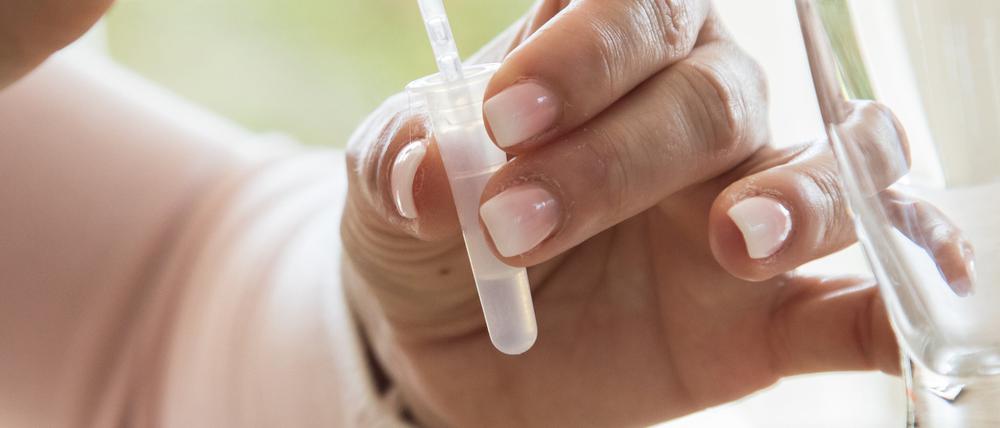 Was verraten Körperflüssigkeiten wie Speichel über meine Gesundheit? So mancher geht dem mit Hormon-Selbsttests nach.
