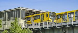 U-Bahnhof Möckernbrücke, Kreuzberg, Bezirk Friedrichshain-Kreuzberg, Berlin, Deutschland *** Möckernbrücke underground station, Kreuzberg, Friedrichshain Kreuzberg district, Berlin, Germany