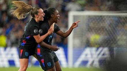 Englands Michelle Agyemang (r) feiert mit Ella Toone ihr spätes 1:1.