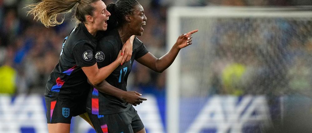 Englands Michelle Agyemang (r) feiert mit Ella Toone ihr spätes 1:1.
