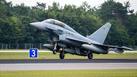 Ein Eurofighter landet auf dem Flugplatz Wittmundhafen. 