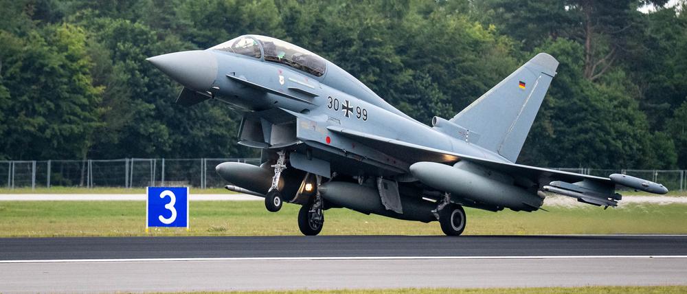 Ein Eurofighter landet auf dem Flugplatz Wittmundhafen.