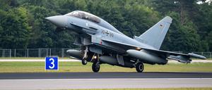 Ein Eurofighter landet auf dem Flugplatz Wittmundhafen. 