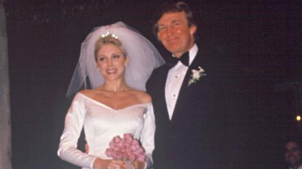 Donald Trump bei seiner zweiten Hochzeit mit der US-Schauspielerin Marla Maples im Plaza Hotel am Central Park (Archivbild).