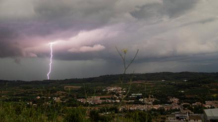 Ein seltsames Wetter, bekannt als DANA, hat in Barcelona katastrophale Sturzfluten verursacht. 