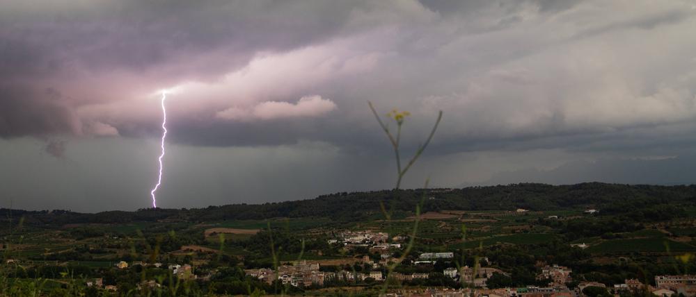 Ein seltsames Wetter, bekannt als DANA, hat in Barcelona katastrophale Sturzfluten verursacht.