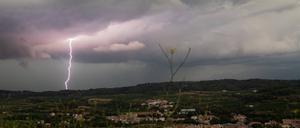 Ein seltsames Wetter, bekannt als DANA, hat in Barcelona katastrophale Sturzfluten verursacht. 