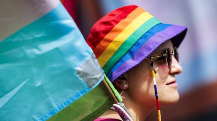 Person mit Regenbogen-Hütchen.