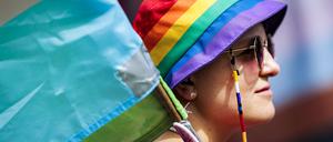 Person mit Regenbogen-Hütchen.