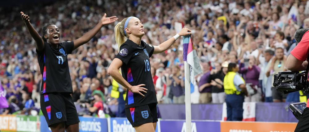 Erst traf Michelle Agyemang (li.) zum Ausgleich, dann erzielte die ebenfalls eingewechselte Chloe Kelly (re.) den Siegtreffer.