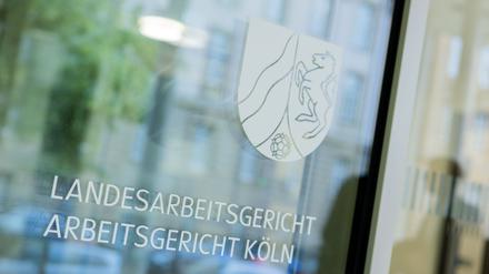 Das Landesarbeitsgericht Köln hat beschlossen, dass DFB-Schiedsrichter den Rechtsweg zu den Arbeitsgerichten einschlagen können.