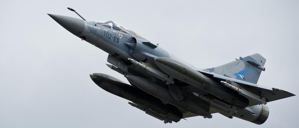 Ein französischer Jet vom Typ Mirage 2000-5 fliegt am 19.03.2011 von der Heimatbasis in Dijon nach Libyen, um über dem nordafrikanischen Land ein Flugverbot durchzusetzen. 