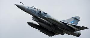 Ein französischer Jet vom Typ Mirage 2000-5 fliegt am 19.03.2011 von der Heimatbasis in Dijon nach Libyen, um über dem nordafrikanischen Land ein Flugverbot durchzusetzen. 