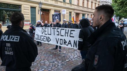 Teilnehmer stehen bei einer rechtsextremen Gegendemonstration zum Christopher Street Day in Bernau mit einem Transparent mit der Aufschrift „Deutsche Jugend voran“