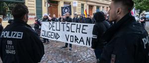 Teilnehmer stehen bei einer rechtsextremen Gegendemonstration zum Christopher Street Day in Bernau mit einem Transparent mit der Aufschrift „Deutsche Jugend voran“