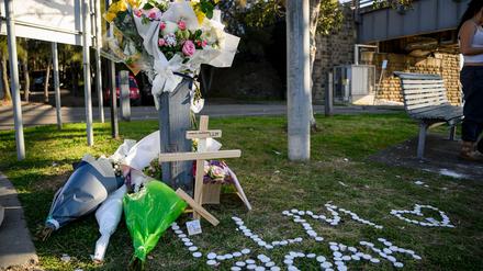 Mitschüler legten in der Nähe der Unglücksstelle Blumen nieder.