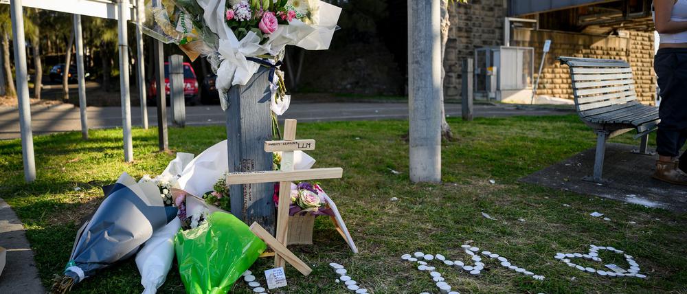 Mitschüler legten in der Nähe der Unglücksstelle Blumen nieder.